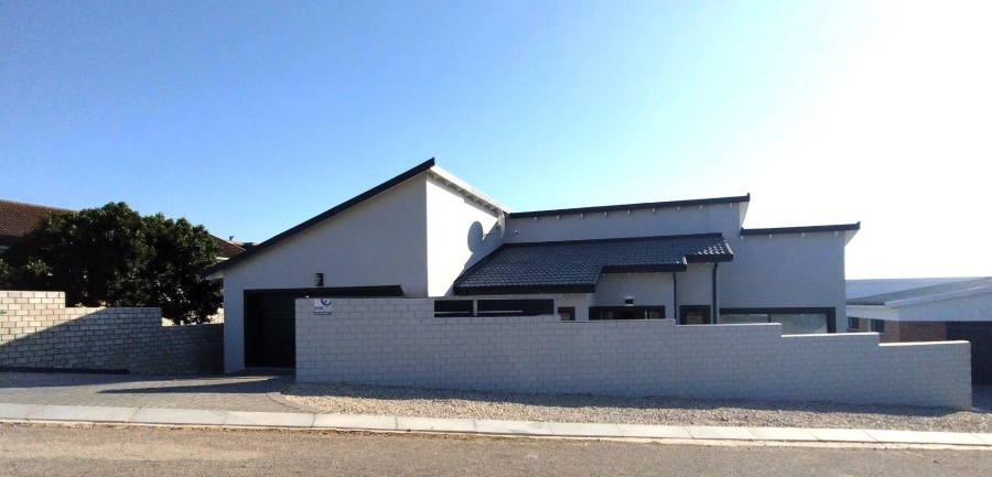 3 Bedroom Property for Sale in Wavecrest Eastern Cape